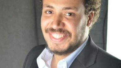 مؤلف مسرحية تحت النظر