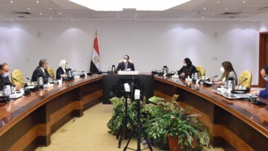 رئيس الوزراء خلال الاجتماع