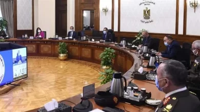 رئيس الوزراء خلال الاجتماع