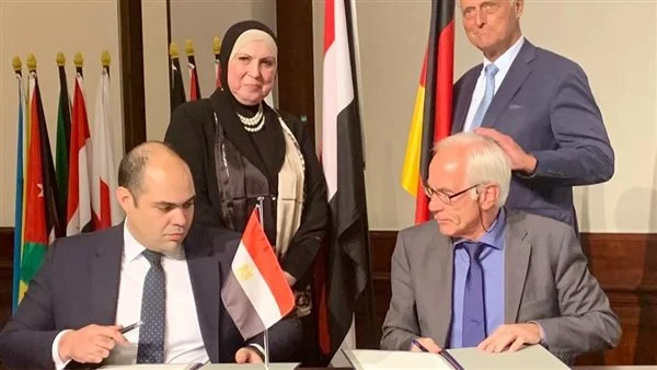 الجانب المصري والألماني خلال التوقيع