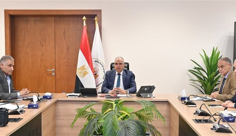 وزير الري خلال الاجتماع