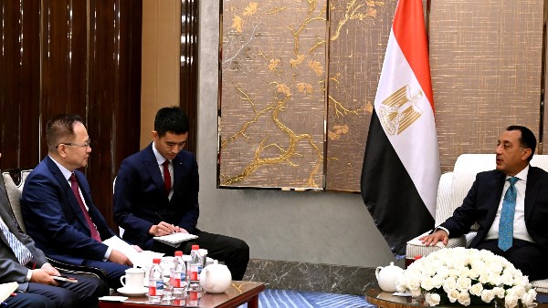 رئيس الوزراء حلال اللقاء