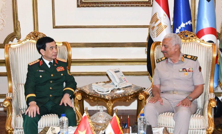وزير الدفاع خلال لقائه مع وفد فيتنام